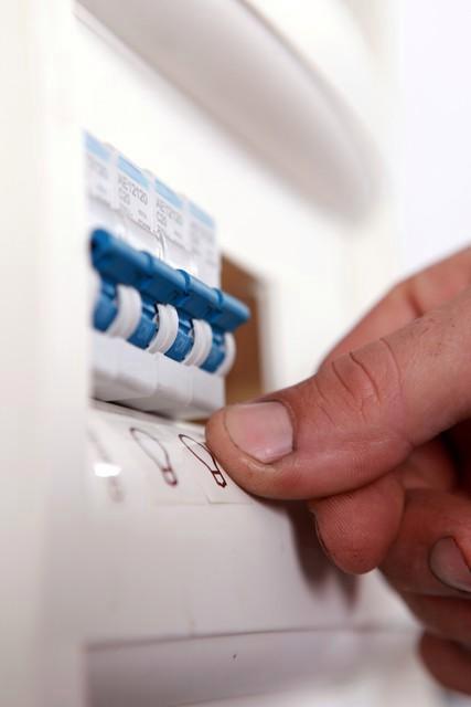 家里一用电就跳闸？老电工教你一招，不用花钱自己修