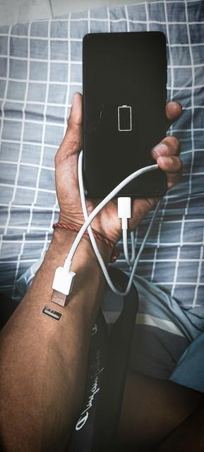 手机充电先插电还是先插手机?90%人都做错