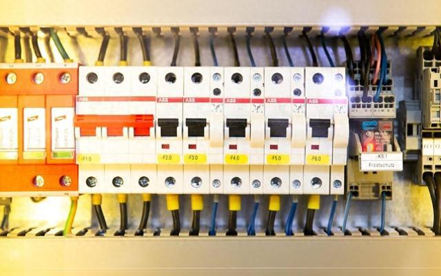 开关跳闸送不上？老电工教你7招，5分钟自查排除，不用花钱请人！