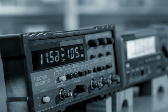 交直流用电全攻略:区分、转换 居家防触电技巧