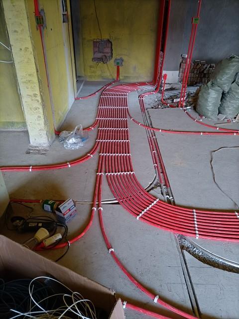 装修电工穿线安全规范：绝缘层无损防护实操指南