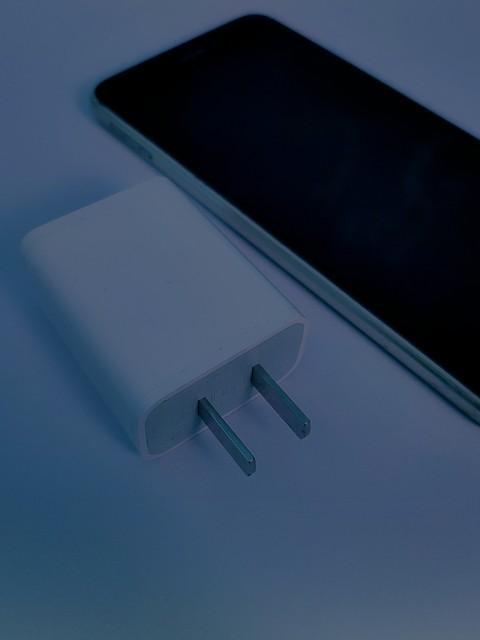 手机充电器不会选？看这几点，不亏电不伤机