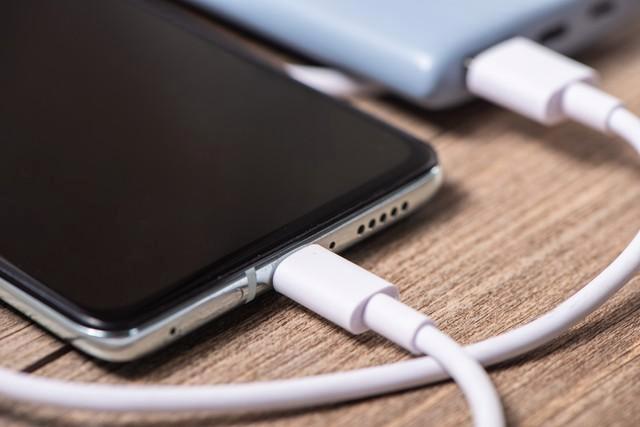 手机充电先插电还是先插手机?90%人都做错