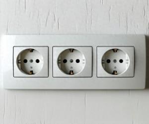 零线碰火线为啥不电人？