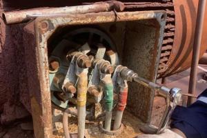 90KW电机异响，电工说有问题，机修说正常，我这样做对吗？