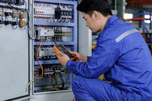 电机一启动断路器就跳闸？别瞎换零件！按这几步查，一找一个准