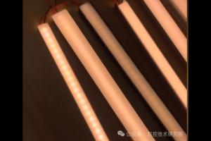 灯带装灯槽里盖上面罩后，出现爆珠颗粒感都是光源密度低导致的吗？