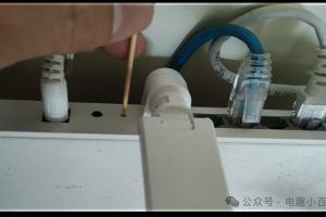 家里 WiFi 密码忘记？不用找师傅，一根牙签自己就能重置