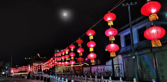 甘肃临夏城郊镇瓦窑村璀璨灯展点亮冬日乡村夜景