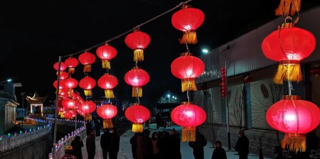 甘肃临夏城郊镇瓦窑村璀璨灯展点亮冬日乡村夜景