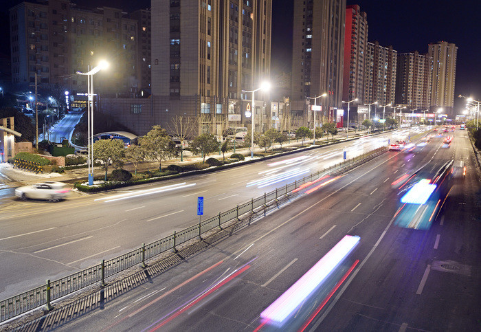 济南经十路3207盏路灯“上岗”