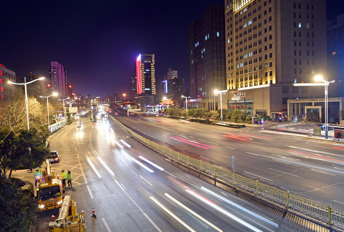 济南经十路3207盏路灯“上岗”