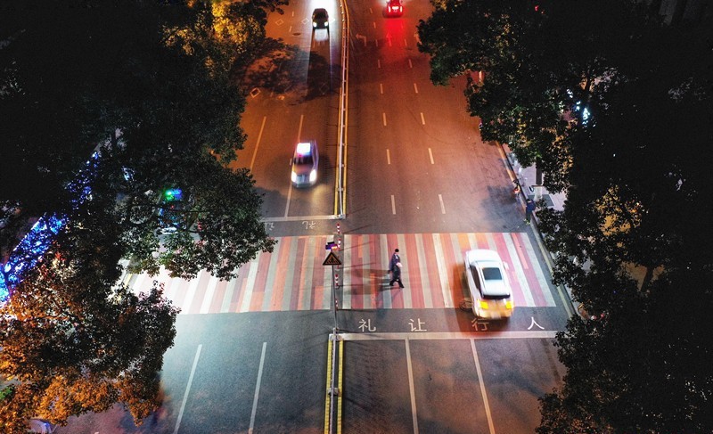 长沙东风路斑马线补光灯为路人出行安全保驾护航