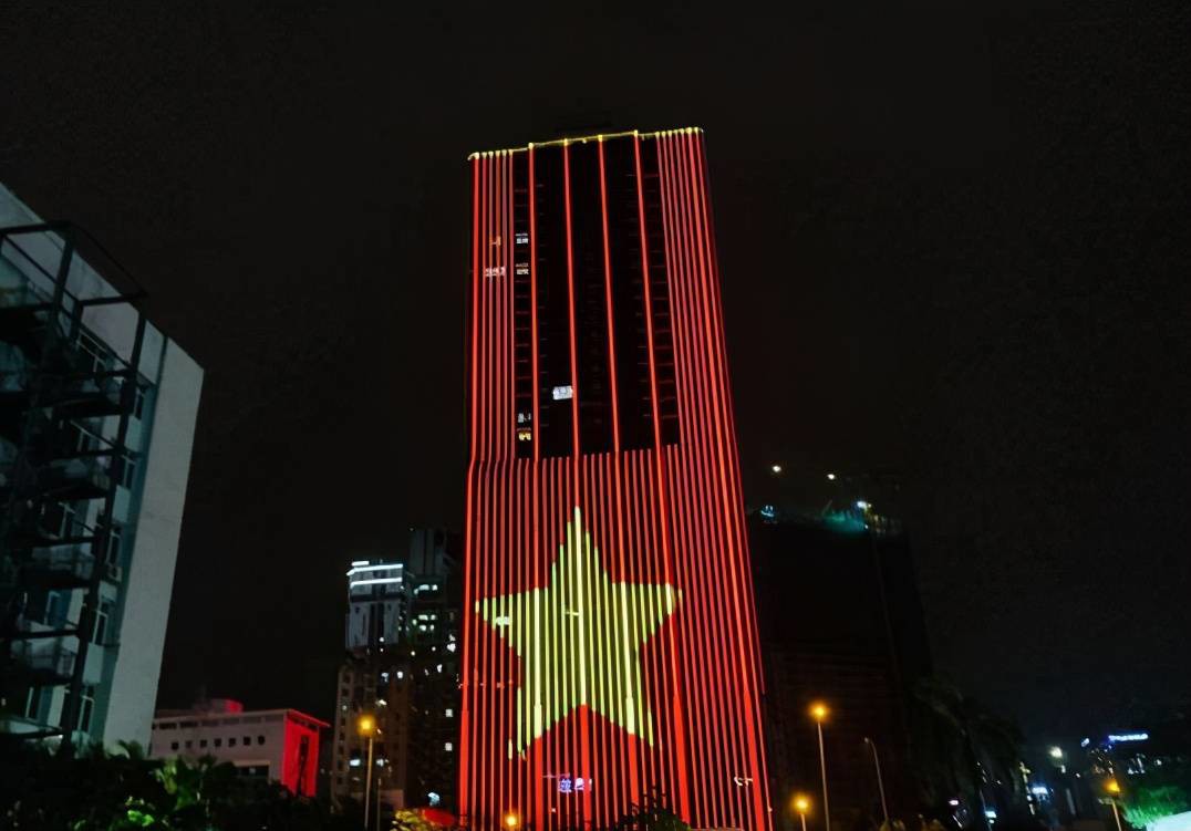 越南河内各高楼纷纷亮灯庆祝越共十三大召开