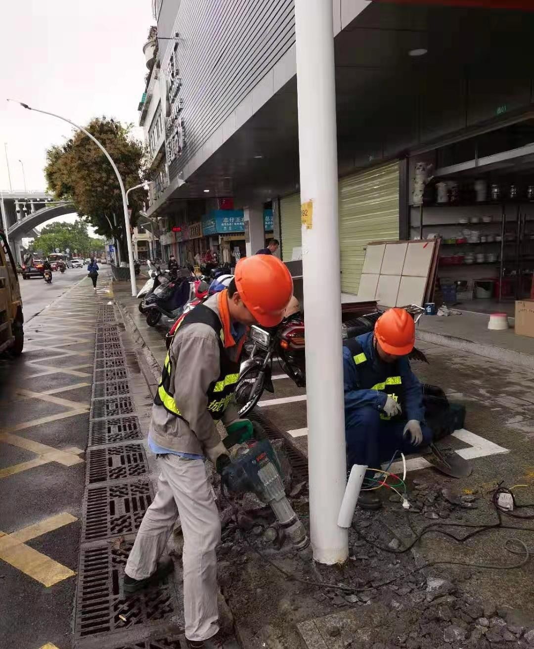 广东江门蓬江区城管开展路灯照明专项整治以改善市民夜间出行环境