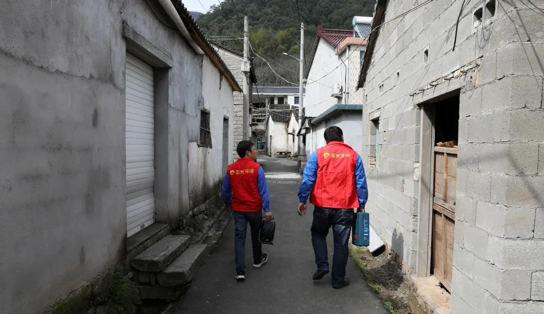 阳光照明走进浙江虞南山区免费送灯