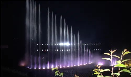 河南洛阳栾川县伊河水系灯光秀照亮山城夜景