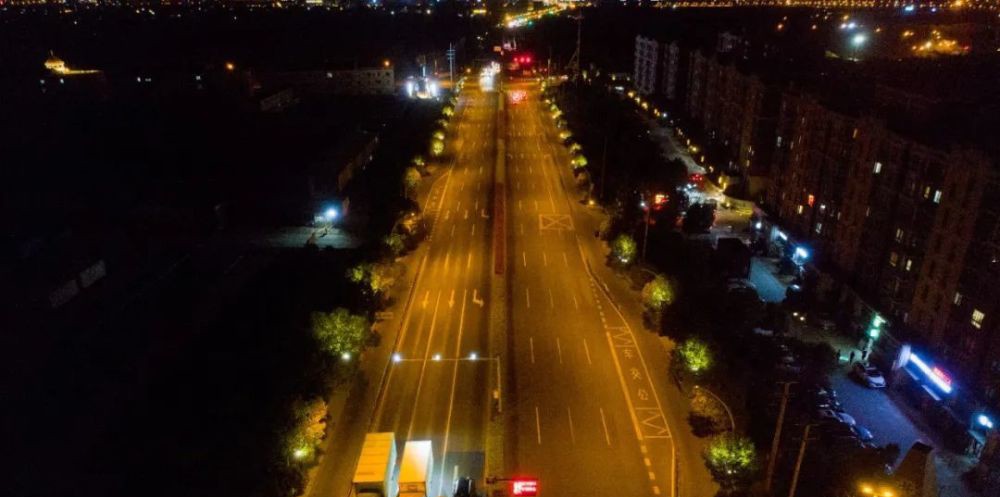 上海松江洞泾镇沈砖公路与长兴路亮化后展示迷人夜景