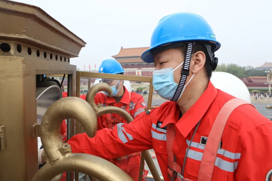 第五代华灯车对北京天安门广场和长安街253基华灯进行“体检”