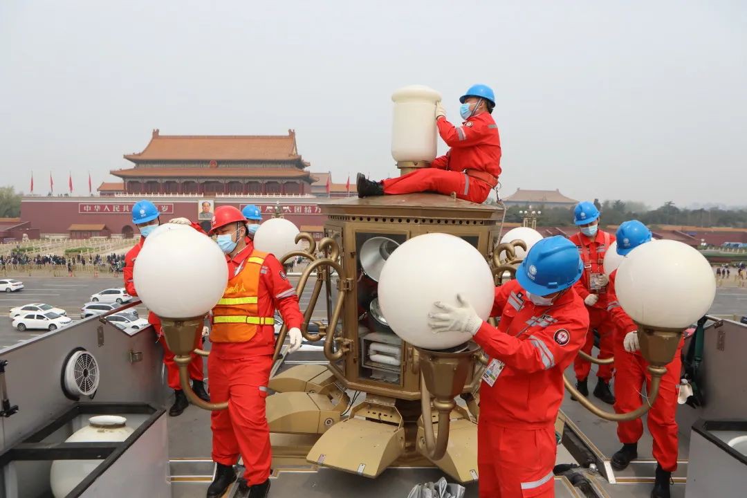 第五代华灯车对北京天安门广场和长安街253基华灯进行“体检”