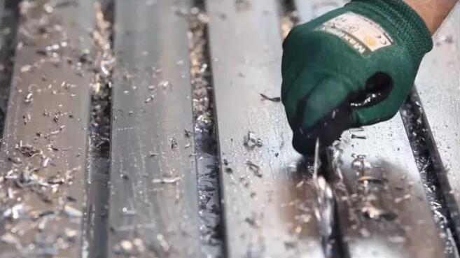 如何在铣床上安装和校直虎钳 如何在铣床上安装和校直虎钳