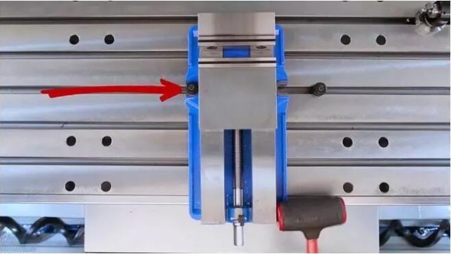 如何在铣床上安装和校直虎钳 如何在铣床上安装和校直虎钳