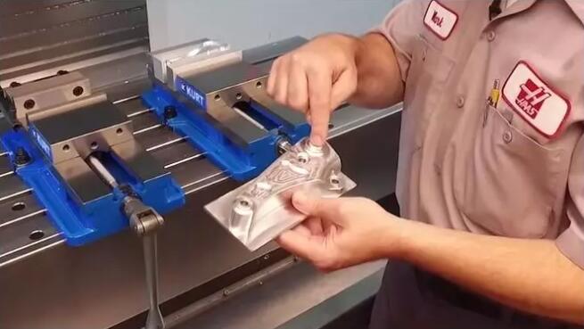 哈斯数控-如何用校表来找到孔的中心