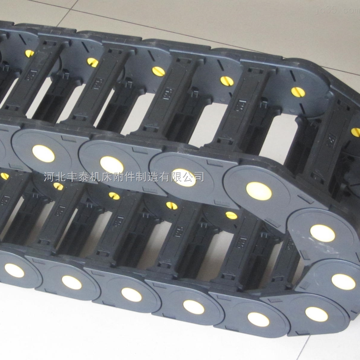 导致工程塑料拖链表面出现划痕的原因有哪些？