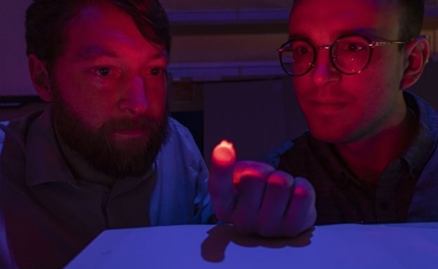 亚利桑纳大学研究团队融合光学和光遗传学技术，开发微型LED设备有望逆转失明、焦虑及成瘾症等神经精神疾病