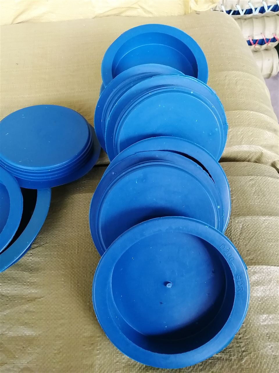 钢管塑料管帽表面出现黄褐色条纹或色点