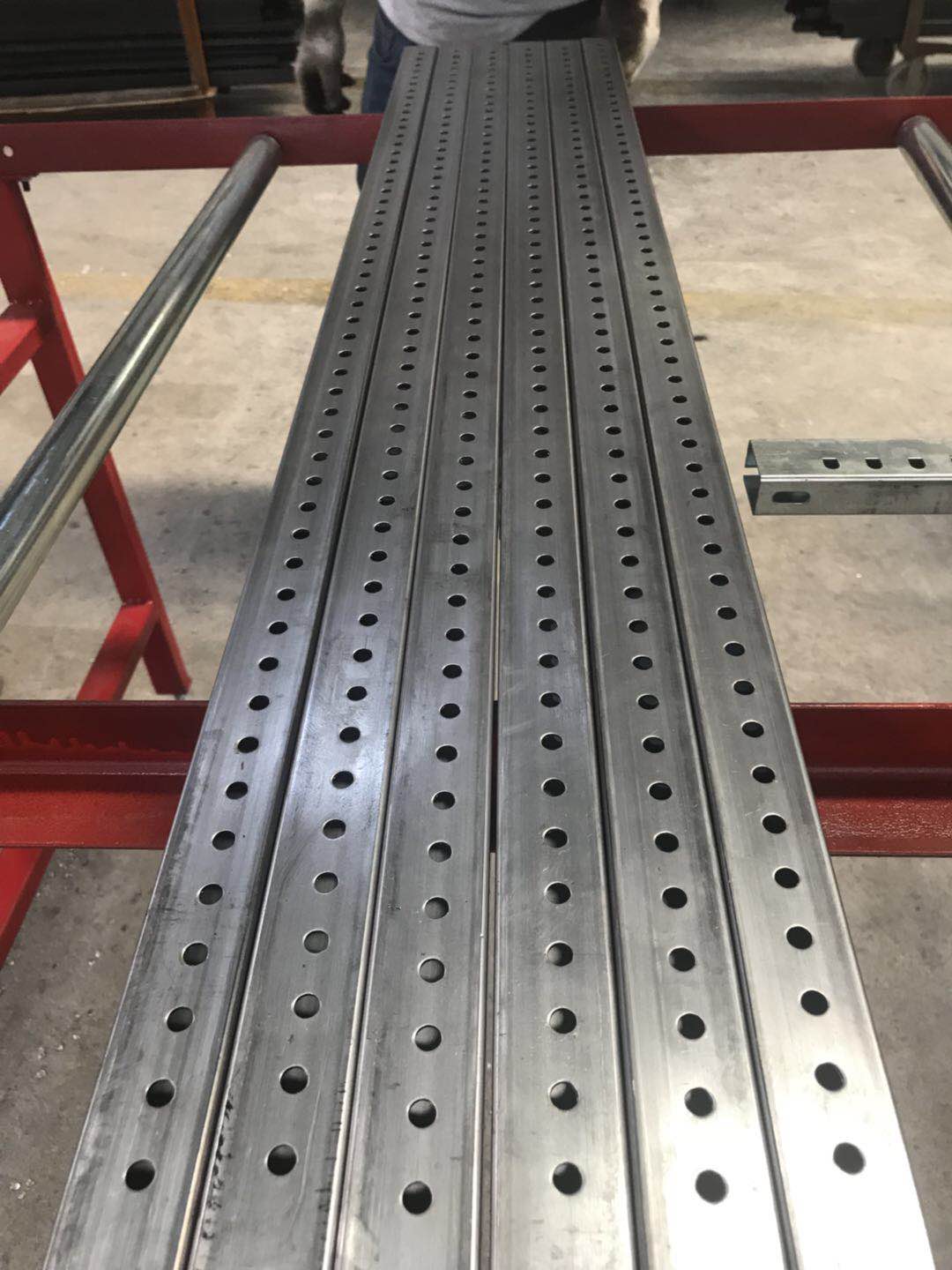 爬架冲孔机设备详解