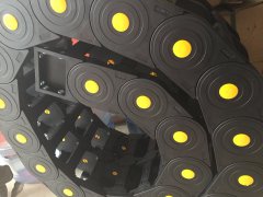 塑料拖链是被广泛应用的一种机床附件