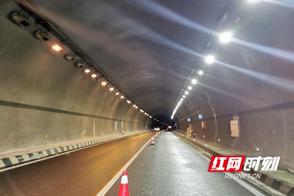 武深高速湖南株洲段两座隧道LED焕新“开道”照亮司乘回家路