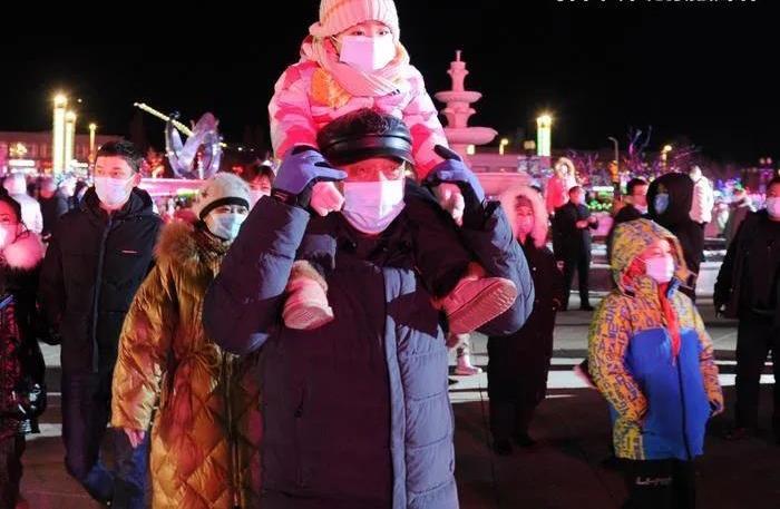 乌鲁木齐冰雪主题音乐灯光秀点燃南山冬夜