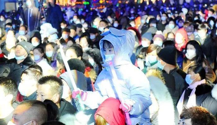 乌鲁木齐冰雪主题音乐灯光秀点燃南山冬夜