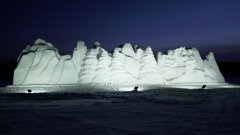 内蒙古呼伦贝尔根河敖鲁古雅使鹿部落景区打造夜景灯光雪雕