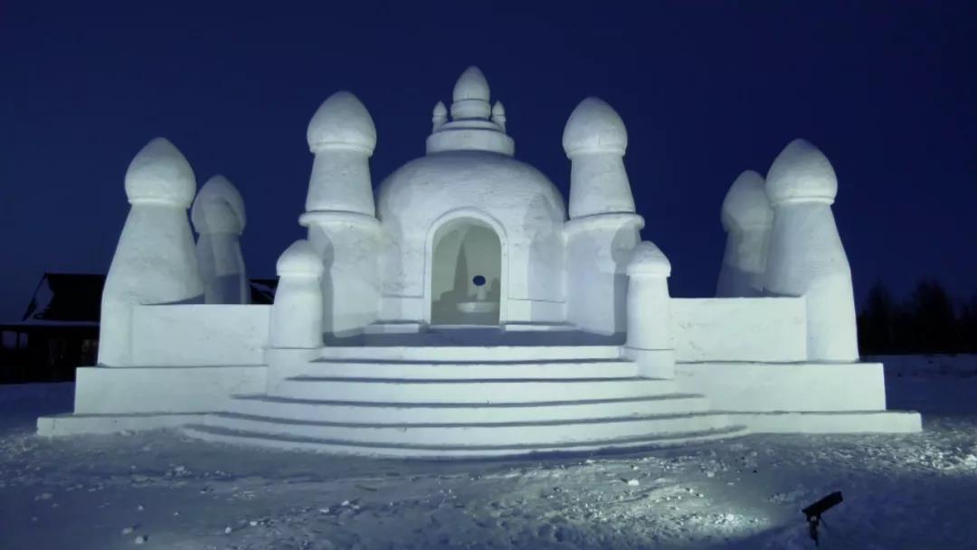 内蒙古呼伦贝尔根河敖鲁古雅使鹿部落景区打造夜景灯光雪雕