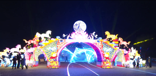 新疆巴音郭楞州博湖县宝浪屿首届花灯节灯光秀“点燃”城市“不夜城”