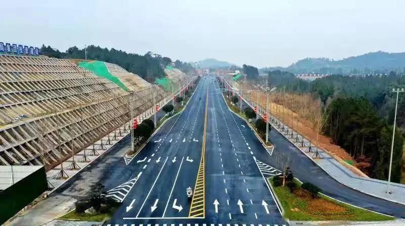 华体科技智慧路灯点亮四川仪陇城市风景大道