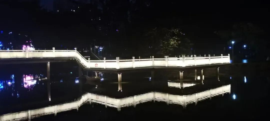 广东东莞人民公园通过亮化改造晓湖夜景“靓”起来