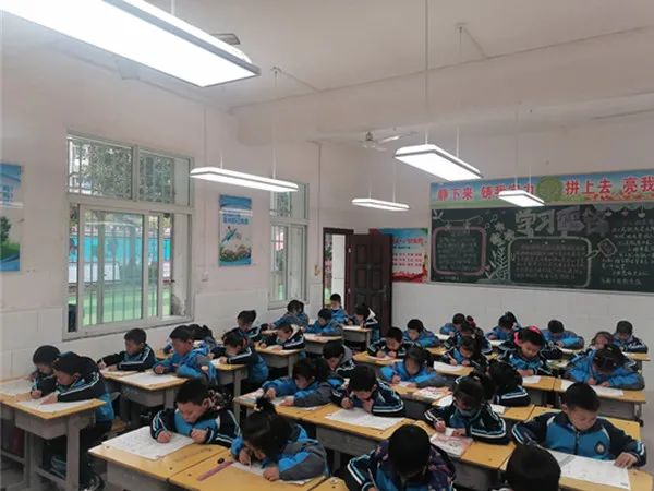 爱心“护眼”智慧灯光点亮湖北十堰丹江口市张家营小学校