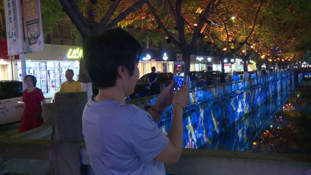 四川德阳什邡市城区竹园中路筏子河延线夜景亮化后展新彩