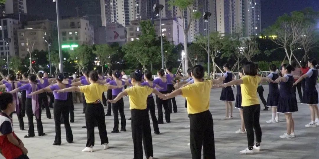 一河两岸“灯光秀”扮靓广西梧州岑溪市新夜景