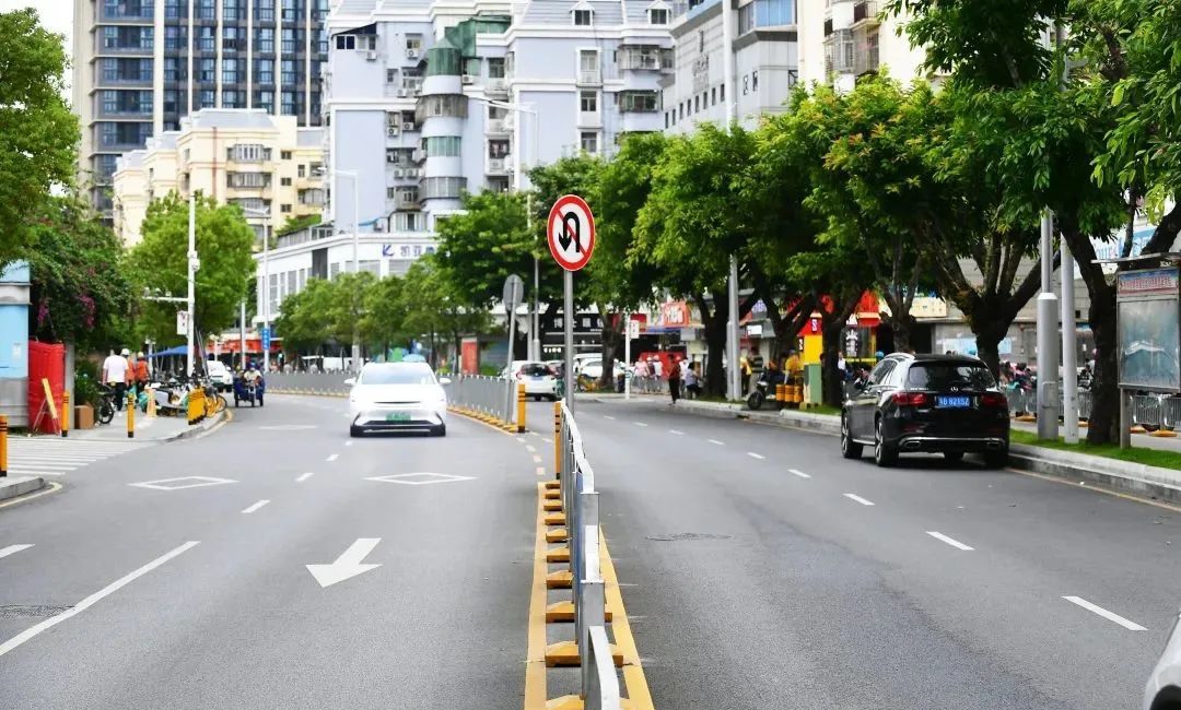 多功能智能杆 智慧公交站台亮相深圳首条智慧应用型道路