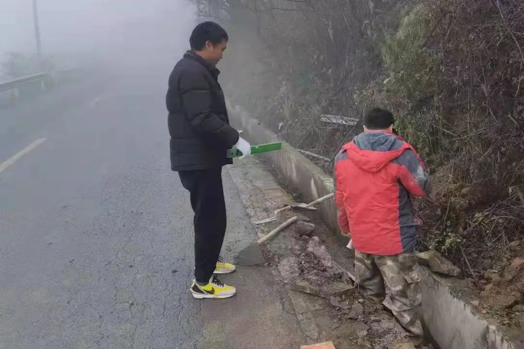 新装太阳能路灯照亮贵州毕节织金县自强乡乡村振兴路