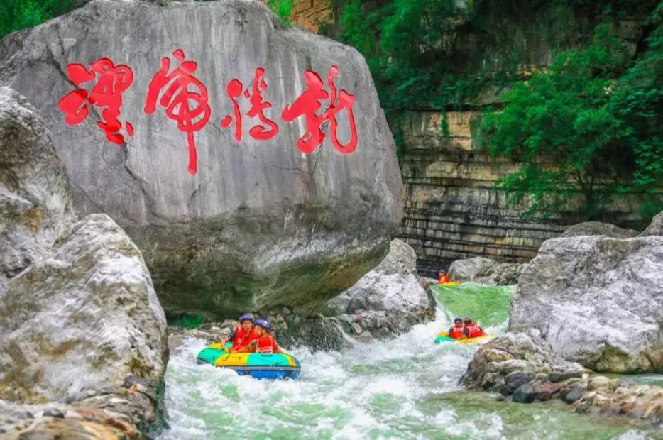 “美景 夜漂”出圈，漂流景区夜游玩出新花样！