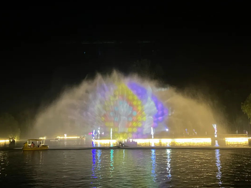 老龙湾消暑夜游灯光秀点亮城市夜生活