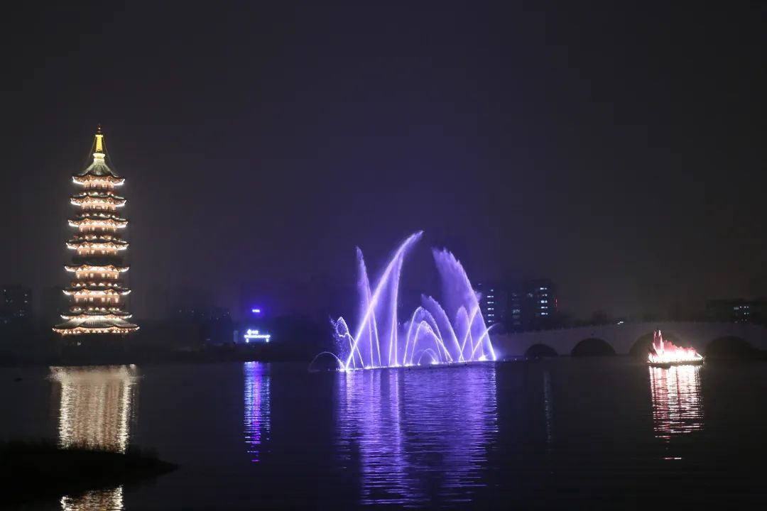 山东菏泽“老城曹州”青年湖水幕灯光秀再度启幕