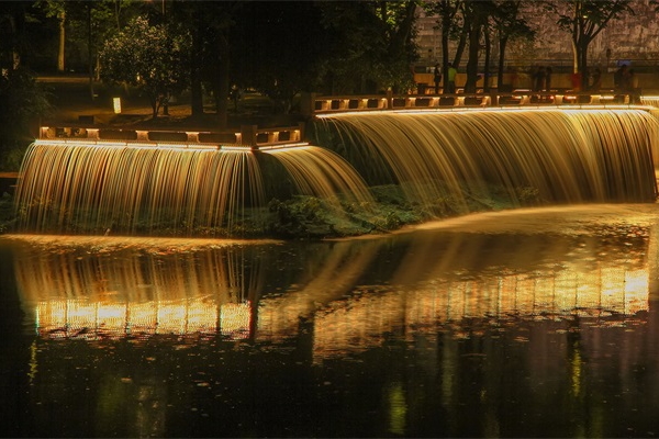 水景夜景亮化给城市景观带来了生机和活力