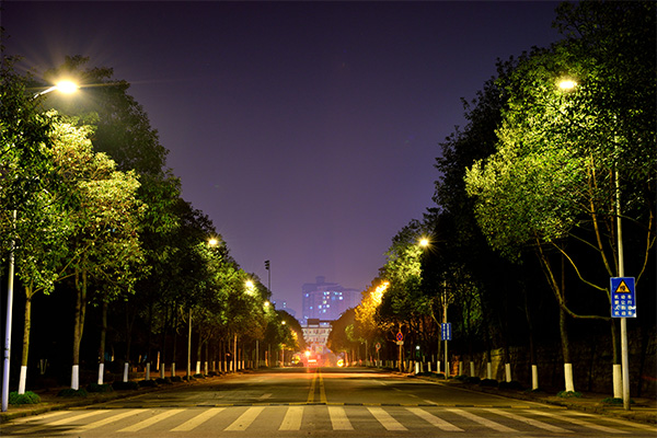 道路夜景照明工程要同时起到照明和美化的作用